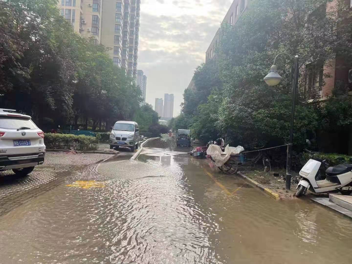 上海闵行这一带积水严重，连续排水两天，水位下降明显……